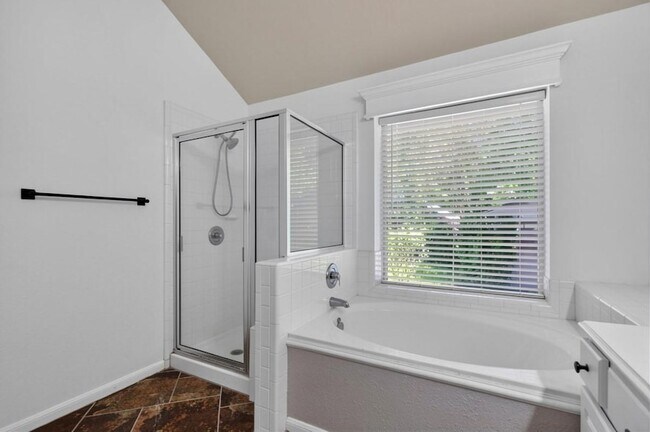 Building Photo - 1402 Club Chase Dr