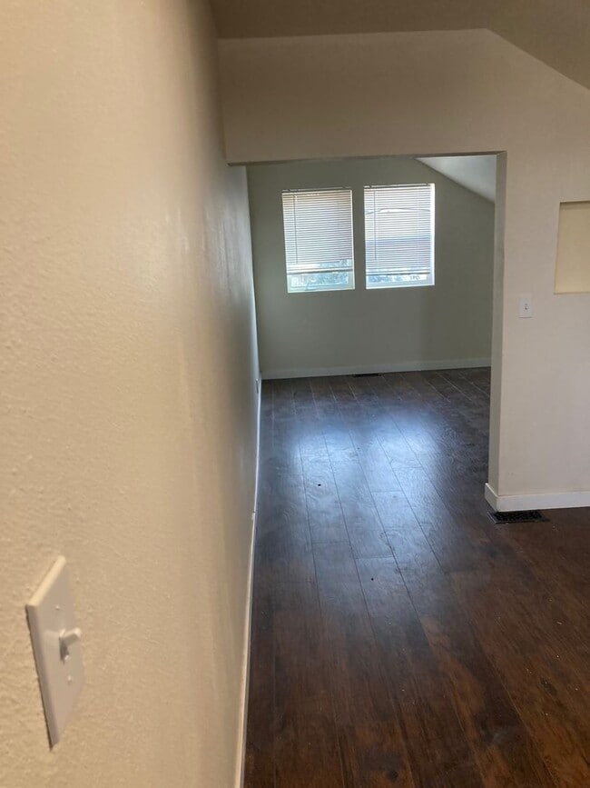 Building Photo - Spacious Multi-Level Apartment in the Hear...