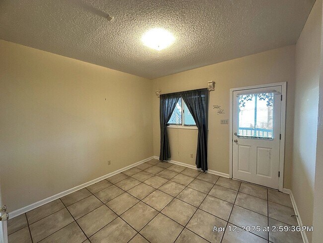 Building Photo - Live on the Lake in Lakeland!!