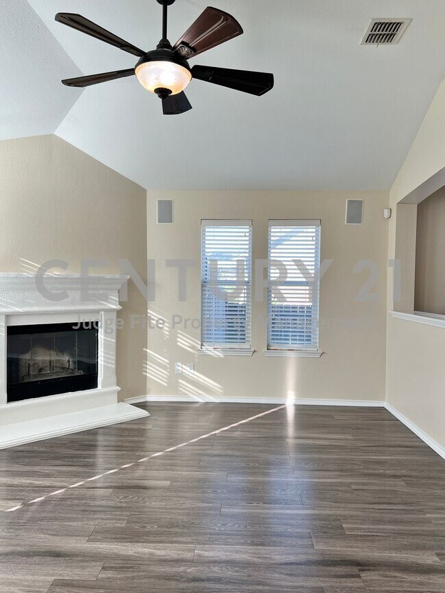 Building Photo - Well Maintained 3/2/2 For Rent in Benbrook...