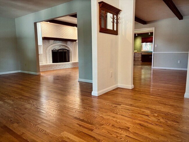 Building Photo - Available now-  4 Bedroom house in O'Fallo...