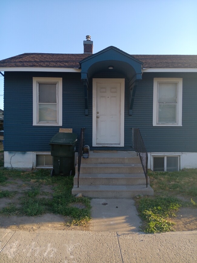 Building Photo - 714 E Oak St