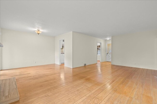 Building Photo - 3 bed 2 bath home with washer/dryer in Mountain View