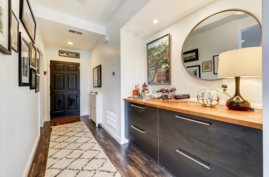 Foyer - 1005 Hill St