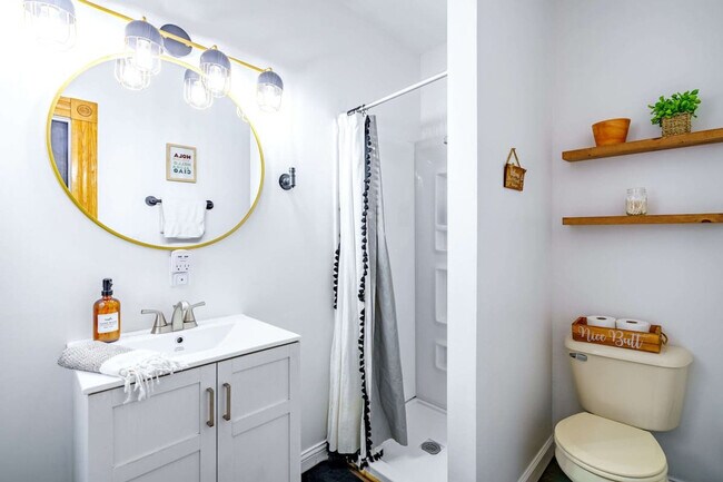 Building Photo - 1180 N High St