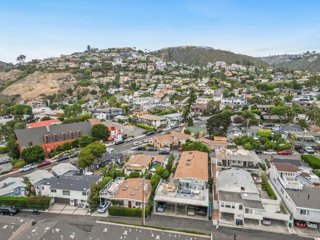 Building Photo - Catalina Apartments
