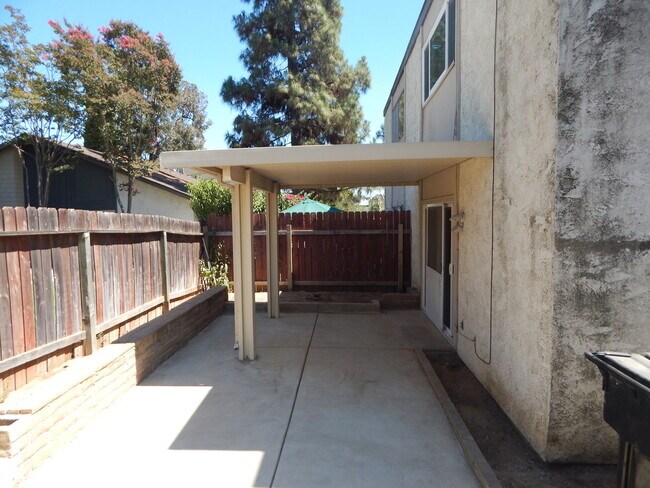 Building Photo - Beautiful Jurupa Hills Condo - 3 Bedroom