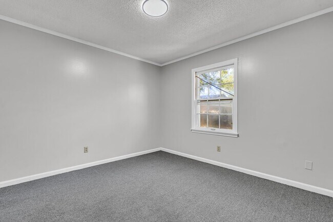 Building Photo - 417 E Jordan Ave