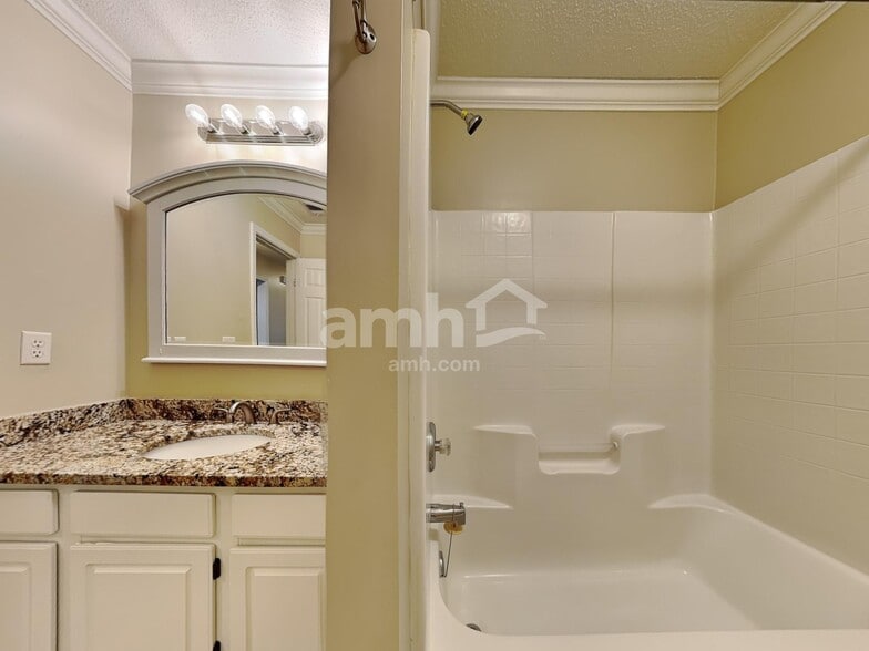 Building Photo - 409 Roberts Way