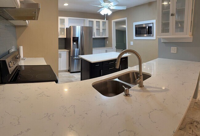 Building Photo - 5 Bedroom/4 Bath Home for lease on 1.5 Acr...