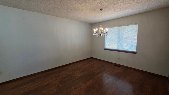 Building Photo - Wonderful 2 Bedroom Duplex In Bethany Ok.  $1250 Per Month!