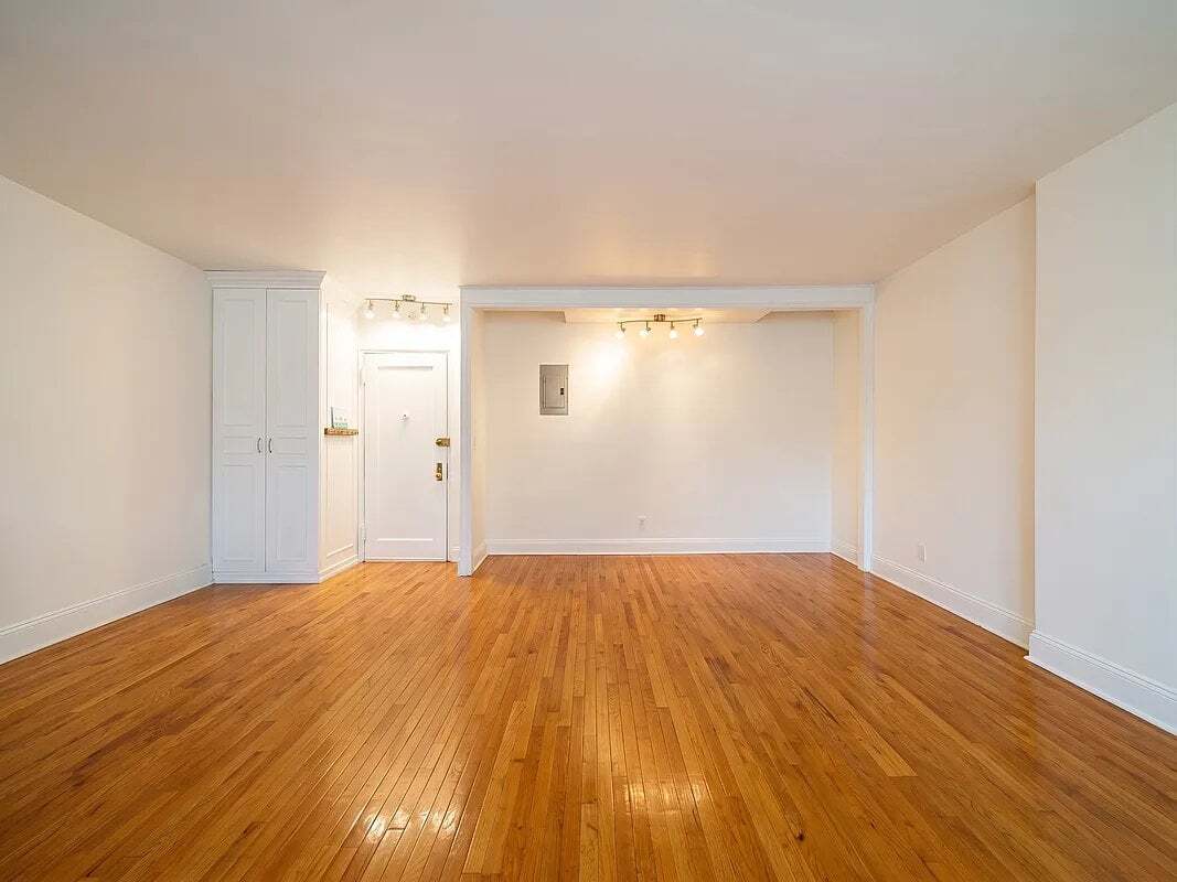 Building Photo - 51 W 88th St