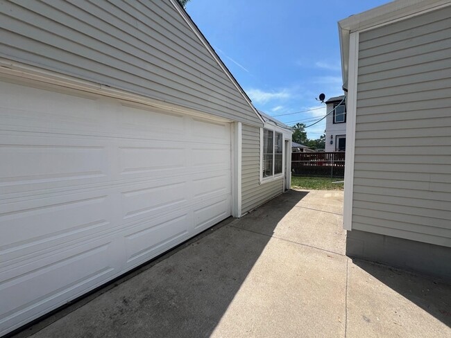 Building Photo - 725 Kingsley Dr