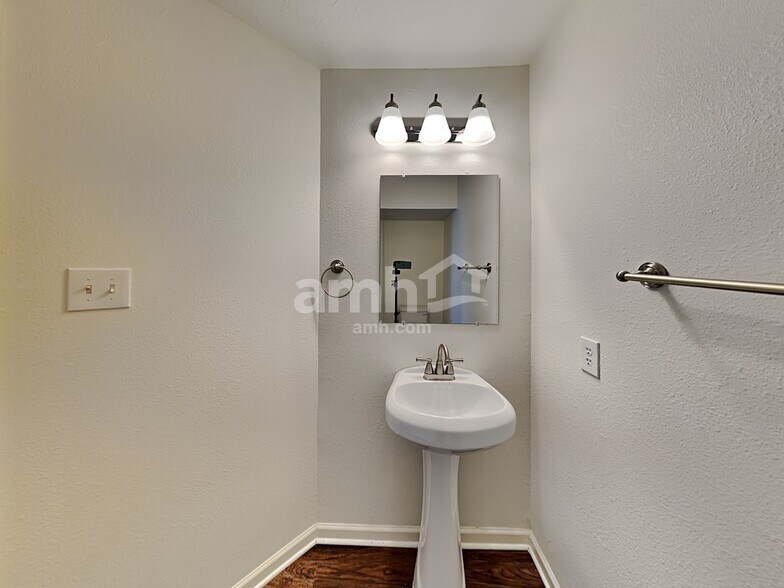 Building Photo - 4407 Crossvine Ave