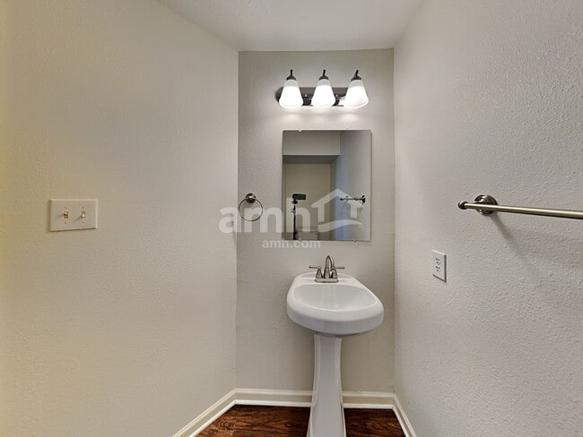 Building Photo - 4407 Crossvine Ave