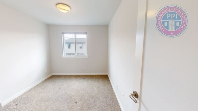 Building Photo - **Reed's Crossing / Rosedale Parks! Luxury Townhome, Desirable End Unit, Community Pool, Clubhous...