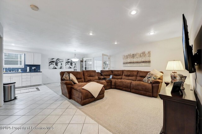 Building Photo - 11 Gilroy St