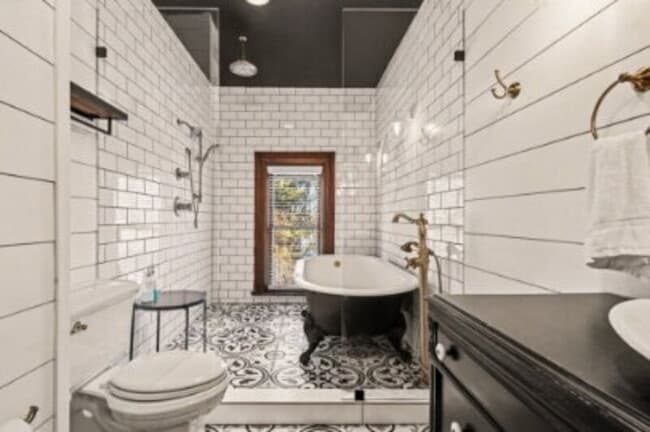 Building Photo - 704 24th Ave