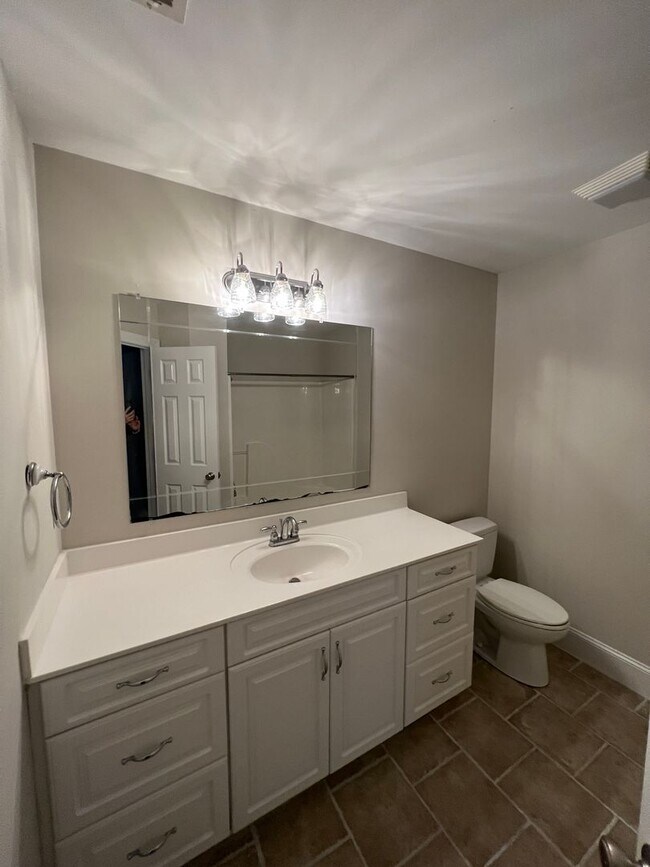 Building Photo - CASTLE LAKES - HOME W/ POOL