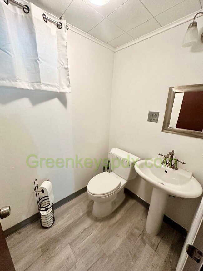 Building Photo - 3-Bedroom, 1.5-Bathroom House in Concordia...