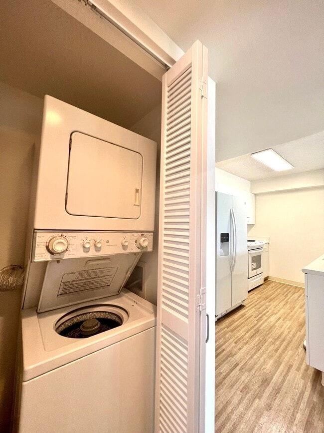 Building Photo - 1 Bedroom / 1 Bathroom Condo with Lanai + ...