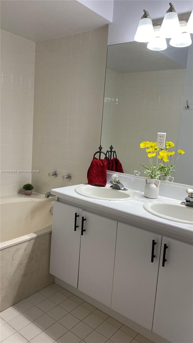 Building Photo - 543 Racquet Club Rd