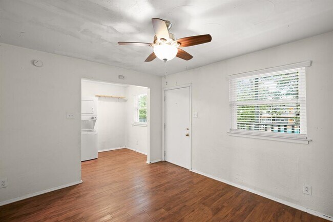 Building Photo - 2401 Manor Rd