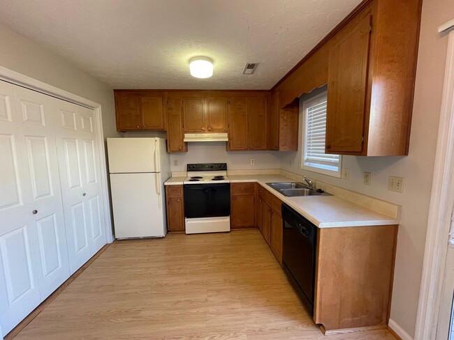 Building Photo - Fresh Two Bedroom Townhouse