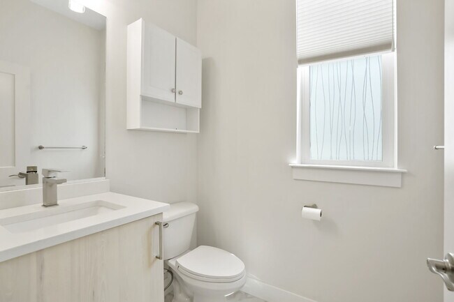 Building Photo - 1 Month Free - 2 Bed Room / 2.5 Bath - Roo...