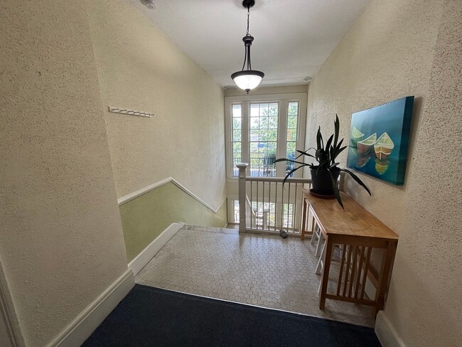 Building Photo - Gorgeous 1 Bedroom 1 Bathroom Condo locate...