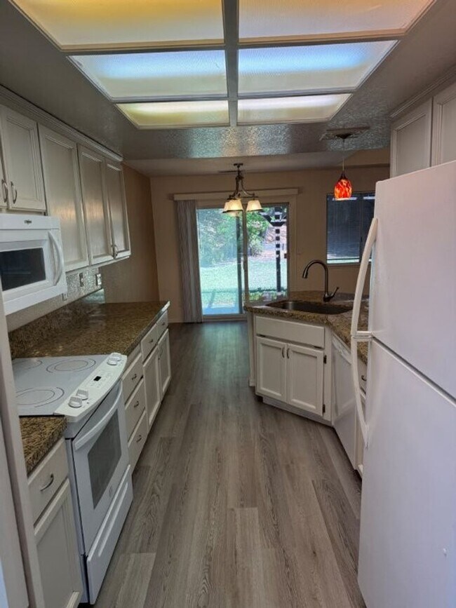 Building Photo - Modern 3 Bedroom 2 Bath One Story Browns Valley Vacaville *Star Rentals