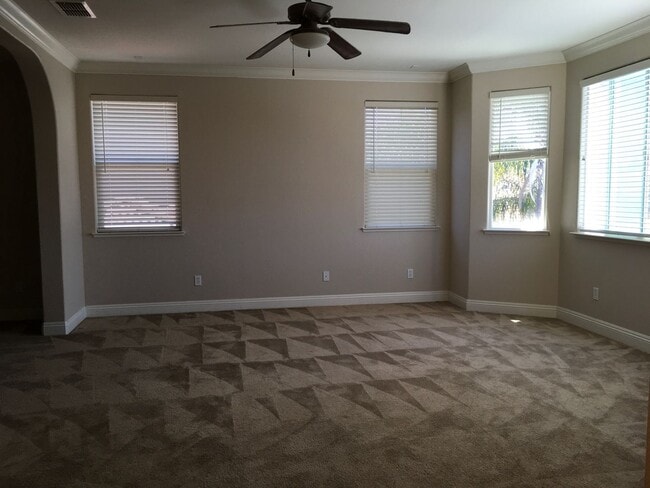 Building Photo - Spacious floor plans 4bedroom, 3 bath Near Franklin High