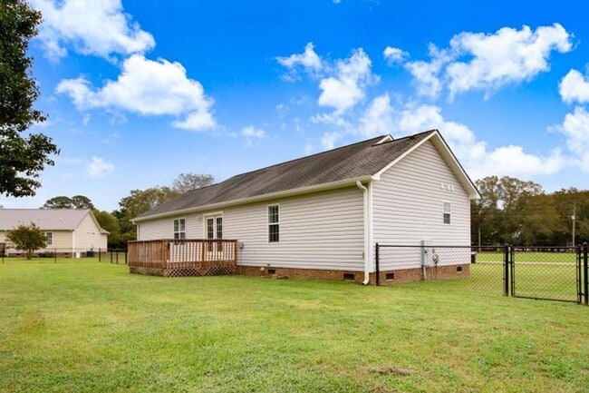 Building Photo - WONDERFUL 3 BR, 2 BA w/ attached garage *D...