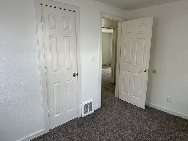 Building Photo - 3 Bed 1 Bath Shadle Park Home - Large Garage