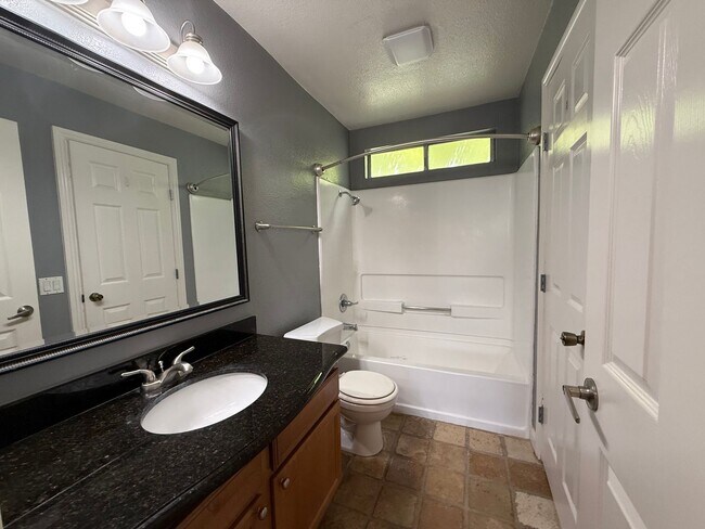 Building Photo - Parkview condo close to shopping & freeway access!