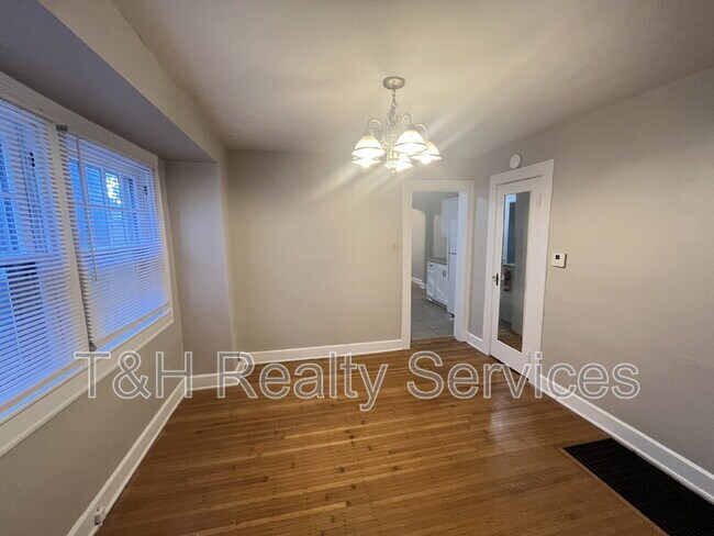 Building Photo - 5542 N College Ave