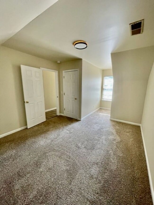 Building Photo - Must see this 4 bedroom 2.5 bath townhouse...