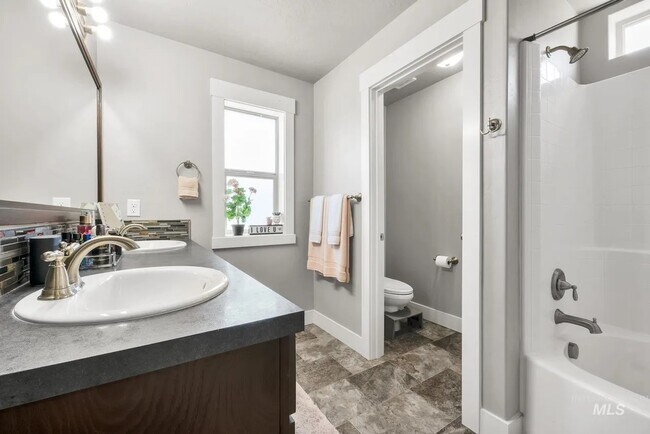 Building Photo - 1025 SW Bonnie St