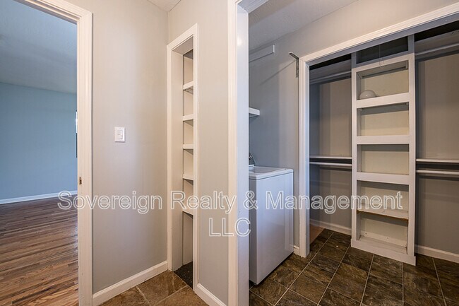 Building Photo - 568 Stokeswood Ave SE