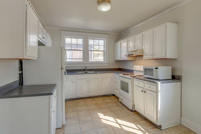 Building Photo - Charming 3-Bedroom Gem in the Heart of Sylvan Park