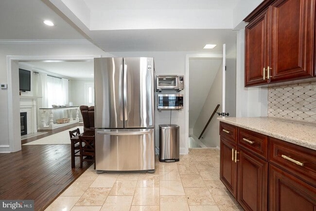 Building Photo - 227 E Hathaway Ln