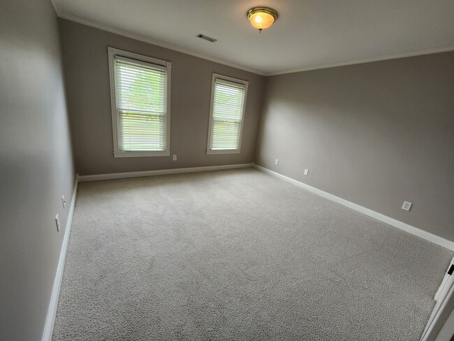 Building Photo - Gorgeous 4/3.5 with amazing back patio!