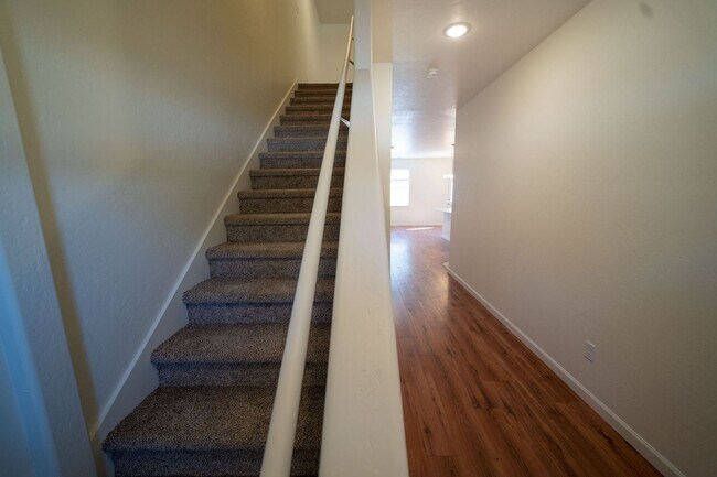 Building Photo - Perfect timing for fall semester! 3 Bedroom 1 1/2 Bath Townhome with Garage