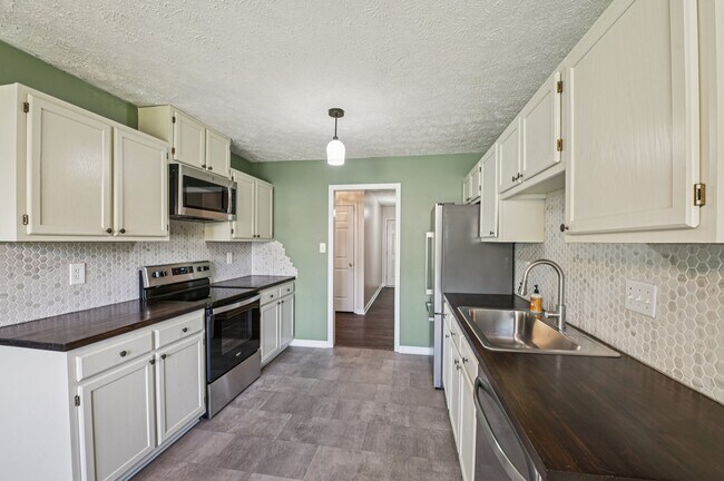 Building Photo - 2932 Chillingworth Dr