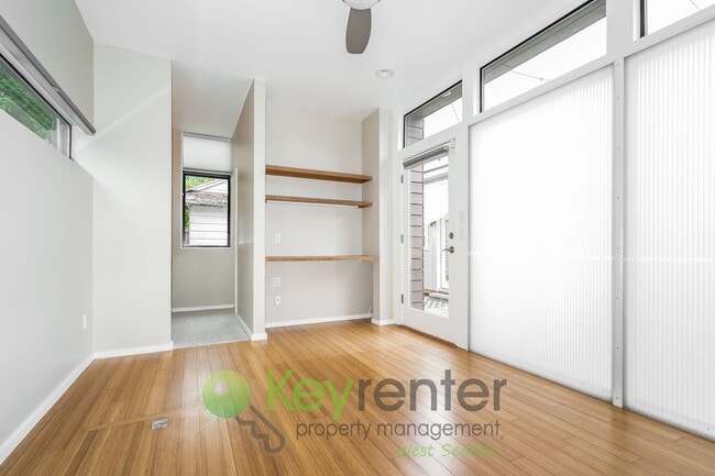 Building Photo - Inviting 3bed Seattle Home with Garage, Yard, and Parking!