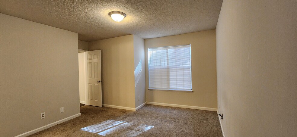 Building Photo - Room in Apartment on Cypress Pointe St