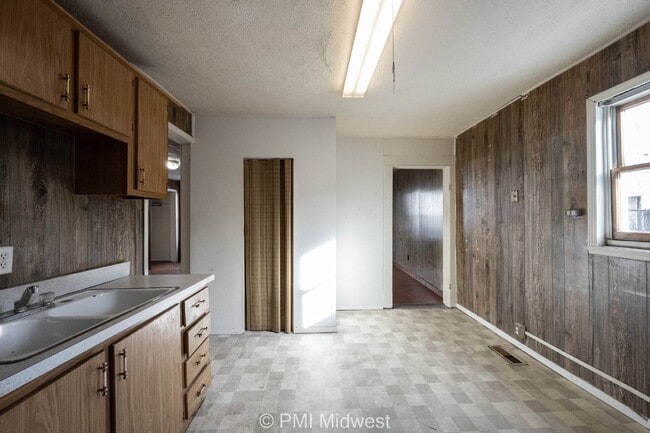 Building Photo - "Charming 1-Bedroom Retreat in Kokomo – Cozy 600 Sq Ft with Modern Comforts!"