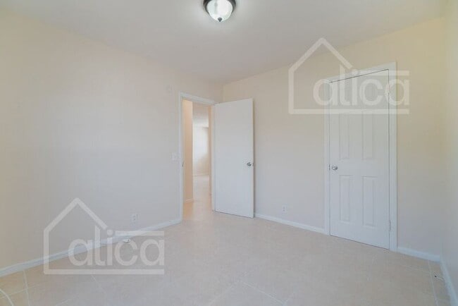 Building Photo - 803/5 Henrietta Ave