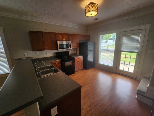 Building Photo - 2240 Lakeside Dr