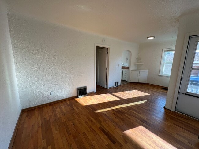 Building Photo - d219